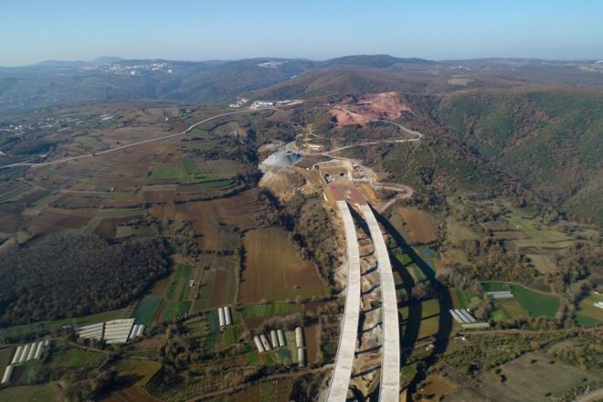 Ayrca, Knal-Odayeri ve Kurtky-Akyaz blmlerinde 143 kpr, 73 st geit, 96 alt geit, 599 menfez ina ediliyor. Bunun yan sra toplam 46 yksek standartl kavan da inas gerekletirilecek.