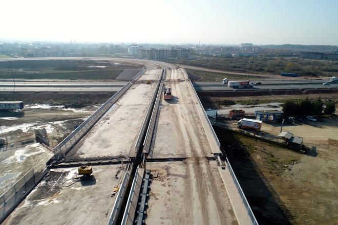 SAKARYA NEHR'NE ZEL KPR  <br>  Gelecek yln sonunda tamam almas beklenen otoyol, Sakarya Nehri'ni Rstemler mevkisinde Trk mhendislerce hazrlanan ve zel bir ina metodu olan dengeli konsol sistemiyle 260 metre orta aklkl kpr sayesinde geecek.