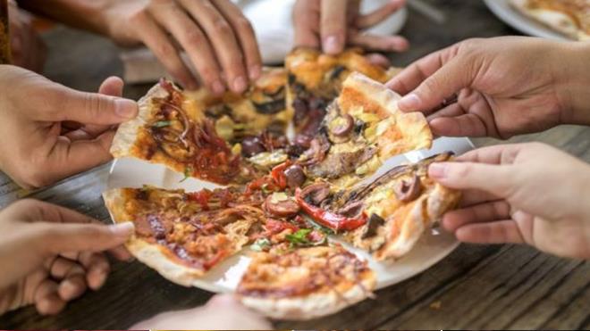 Uzmanlar, bir pizzadaki kaloriyi yakmak iin drt saat yrmek, ya da bir ikolatay yakmak iin 22 dakika komak gerektiini belirtiyor