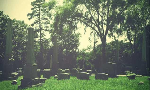 Catherine Boger Catherine Boger 1893 ylnda ldnde, doktorlar tamamen ldnden emin olmak iin testler yapt. Ancak bu onun mezarnda uyanan efsane insanlar arasnda yer almasna engel olmayacakt. Catherine mezarna konulduktan biraz zaman sonra, birisi kocasna onun histeri hastas olduuna ve belki de yanllkla canl canl gmlm olabileceini syledi.