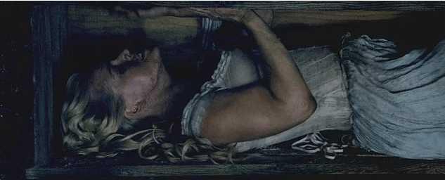 10 yl sonra aile yelerinden birinin gmlmesi iin mezarla tekrar gittiklerinde Mary'nin vcudunun yars tabutun iinde yars dnda bulundu. Sylenene gre doktor Mary'nin cansz bedeninden faydalanmak istemiti ve daha sonra onu zehirleyip ldn sylemiti. Zehrin etkisinden kan Mary uyanm ve tabutundan kmaya alrken kafasn kayaya vurmu bu nedenle lmt.