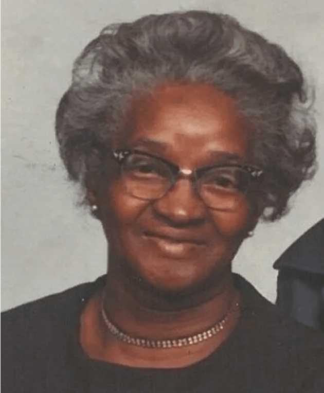 Essie Dunbar 30 yandaki Essie Dunbar epilepsi hastasyd. 1915 ylnda ok kt bir atak geirdi ve hemen doktor arld. Doktora geldiinde ise Essie'nin ldn syledi. Kasabaya komu bir yerde yaayan kz kardei de gelebilsin diye cenazesinin bir gn sonra gmlmesine karar verdiler. Uzun bir cenaze treni hazrladlar btn bunlara ramen kz kardei zamannda yetiemedi, geldiinde ise Essie'ye son bir kez bakabilmek iin mezarnn almasn istedi. stei kabul edildi.