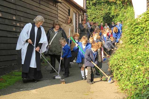 Tabutunu tarlarken, tayanlardan biri yapran zerine basarak kayd ve tabutun bir kesi dt. Bu dle birlikte insanlar byk bir srpriz karlad nk tabutun iinden lk sesleri geliyordu. Anlald ki Matthew aslnda komadaym. Uyandktan sonra ise evlendi ve 2 de ocuu oldu. Olaylarn zerinden 24 sene getikten sonra bu sefer gerekten ld. Vasiyeti zerine her yl 2 ekimde kilisenin anlar nce cenaze iin daha sonra ise dn alyor, tabutunun dt yerdeki yapraklar temizleniyor.