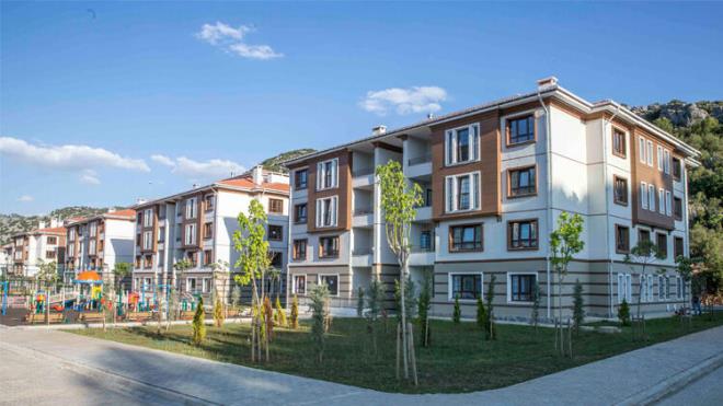 Cumhurbakan Recep Tayyip Erdoan?n aklad 100 bin konut hamlesinde detaylar belli oldu. Dar gelirli vatandalar yzde 10 peinat, 240 ay vade ve 0.49 faiz oranyla ev sahibi olabilecek. 2+1 konutlarn  fiyatlar 140 bin ila 180 bin lira arasnda, 3+1 konutlarn fiyatlar ise 160 bin lira ile 210 bin lira arasnda deiecek. Bavurular ise 15 Aralk-15 Ocak tarihlerinde yaplacak.