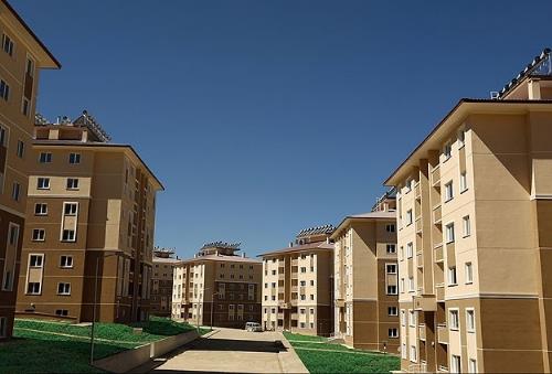 BAVURU ARTLARI NELER?  <br>  -T.C. vatanda olmak  <br>  - Projenin bulunduu il/ile snrlar ierisinde 1 yldan az olmamak koulu ile ikamet ediyor olmas veya projenin bulunduu il nfusuna kaytl olmak  <br>  - TOK?den konut satn almam olmas ve idareden konut kredisi kullanmam olmak  <br>  - Kendisine eine ve/veya velayeti altndaki ocuklara ait tapuda kaytl kat irtifakl / kat mlkiyetli bamsz bir blm veya mstakil bir konutu (tarla, ba, bahe, ky evi ve iyeri hari) bulunmamak  <br>  - Bavuru tarihi itibariyle 25 yan doldurmu olmak  <br>  - Aylk hane halk geliri net 5 bin 500 TL?nin stnde olmamak