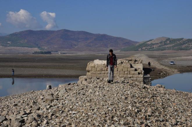 Bazalt talarla yaplm demiryolu kprsnn 7 metre yksekliindeki ayaklarnn ortaya kmasnn ardndan kpry grmeye gidenler, balk tutup bol bol fotoraf ekti.