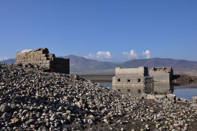 Gaziantep'te 1974 ylnda yaplan Tahtakpr Baraj?nda su seviyesinin dmesiyle, su altnda kalan demiryolu kprsnn ayaklar ortaya kt. <br>    slahiye ve Hatay'da bulunan Amik ovalarndaki tarm arazilerinin sulanmas iin 1974 ylnda yaplan Tahtakpr Baraj'nda bir sre nce ykseltme almalar balatld.