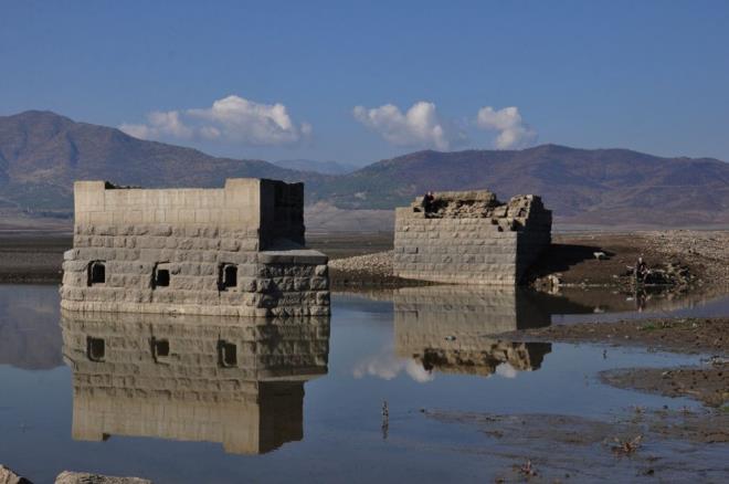 Ykseltme almalar nedeniyle su seviyesinin dmesinin ardndan 20 kilometrelik ksm sular altnda kalan, slahiye'yi Suriye'ye balayan Fevzipaa- Meydan Ekbez demiryolu kprs de ortaya kt.