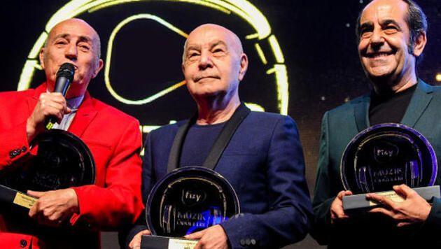 MF grubu yeleri Fuat Gner ve zkan Uur da "Cumhurbakanl Kltr Sanat Byk dlne layk grldmz iin mutlu ve gururluyuz" dedi.