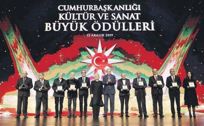 Cumhurbakan Erdoan, 'Mzik' alanndaki dle layk grlen Mazhar Alanson, Fuat Gner ve zkan Uur (MF) grubuna, dllerini verdi. dl takdimi srasnda samimi aklamalarda bulunan Mazhar Alanson ile Erdoan arasndaki diyalog dikkat ekti.