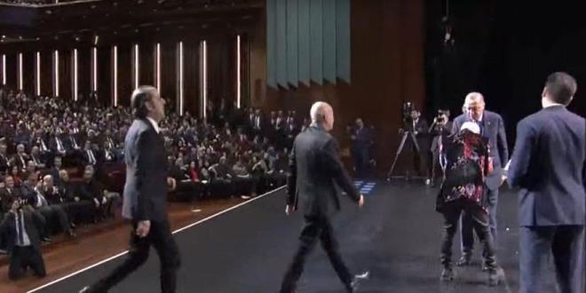 "Bu baka dl" <br>  Cumhurbakan Erdoan'n szleri zerine Mazhar Alonsan, "Bu baka dl" yantn verdi.