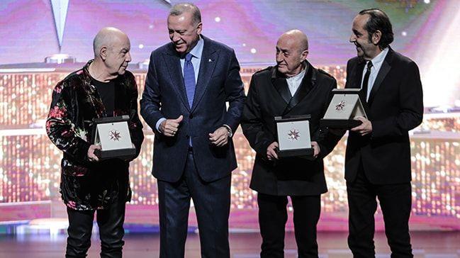 MF'nn solisti Mazhar Alanson, Cumhurbakanl Kltr Sanat Byk dlleri Treni'nde mzik alanndaki dllerini Erdoan'n elinden alrken bir itirafta bulundu. 'bu baka dl, mrmn sonuna kadar saklayacam' diyen Mazhar Alanson, ald dier dlleri elinde tutmadn syledi.