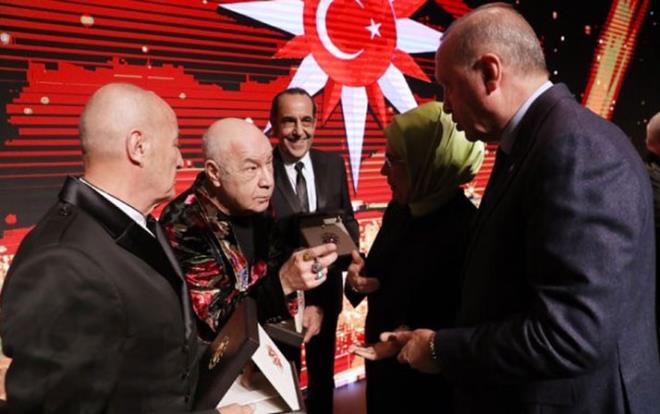 Cumhurbakan Recep Tayyip Erdoan'n elinden dl alan MF'nn solisti Mazhar Alanson ok konuulacak aklamalar yapt. Erdoan ile Mazhar Alanson arasndaki diyalog gnn en ok konuulan konular arasna girdi.