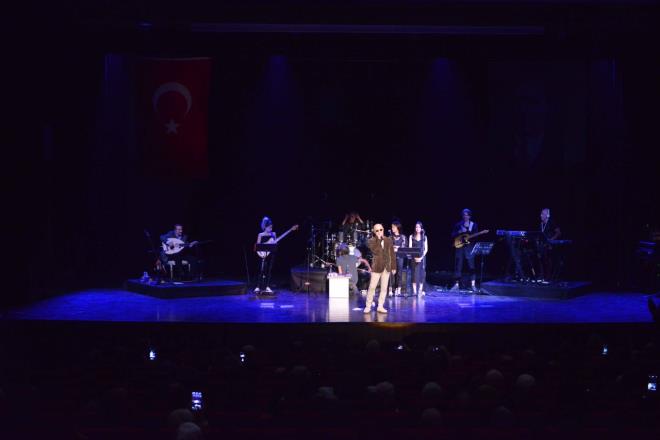 Trenin ardndan MF konser verdi. Konseri Cumhurbakan Erdoan da dinledi.