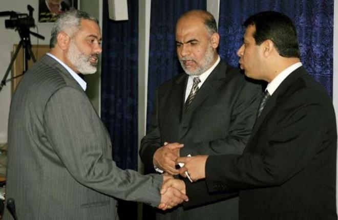 Ahmet Yesevi niversitesi Rektr Prof. Dr. Cengiz Tomar, yapt deerlendirmede Dahlan iin "Orta Dou'nun Karanlklar Prensi" ifadesini kullanm ve "Her Filistinli gibi ok zor ortamlarda, srail nefretiyle yetimi birisi. srail ile uzun sre mcadelesi var. 11 defa tutuklanyor. Ve bu srete devirildiine dair nemli bilgiler var..." demiti.