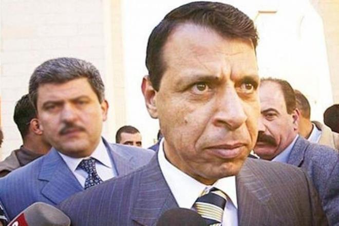 Uzun sren davada Dahlan ne yaparsa yapsn kendini bir trl aklayamyordu. stelik David Hearst?n mahkemeye sunduu belgelerle daha da zor bir duruma dyordu. Derken 11 Eyll 2019?a gelindiinde ilgin bir gelime yaand ve David Hearst kendi kesinden Dahlan?n davadan ekildiini aklad. stelik 500 bin Sterlin gibi bir rakam bulan dava masraflar da Dahlan?n cebinden kacakt.