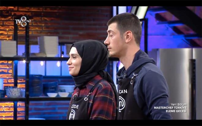 Masterchef'te nc eleme aday<br>  Masterchef'te u anda nc eleme adayn belirleyecek oyun oynand. Tayland yemei iin Alican ve Cemre yart.  Yemei yaparken her iki isim de hayli panik oldu. eflerin kararyla eleme potasna giden nc isim Gzide oldu. Alican son anda kendini kurtard. imdi krmz takmdan Batuhan, mavi takmdan Rfat ve Gzide ile birlikte 'masterchef'ten elenecek ismi' belirleyecek oyuna geiliyor.