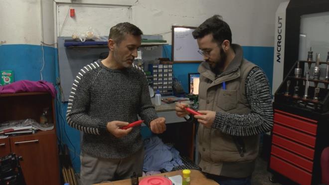 MERDVEN ALTI RETM    Ciddi firma byle bir ey yapmaz. Malzeme kalitesi kendini belli ediyor zaten. Kaliteli firmalar her trl testi tapyorlar. Devletin merdiven alt dediimiz olay zmesi lazm. Bu tr eyler de genelde merdiven altnda oluyor. Ucuz olsun diye. Ham maddesi, basks ucuz olsun diye merdiven alt imalat yapyorlar. Ancak insan iin ok zararl eyler."