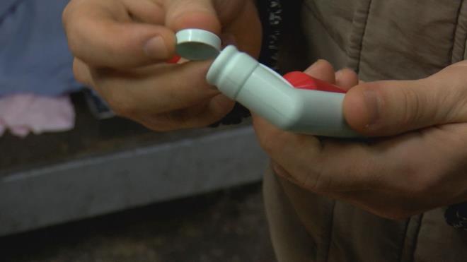 "BU TASARIM OK TEHLKEL"    Kapa tutan baka bir plastik paray yapmann maliyetinin ok yksek olmadn syleyen Orhan, "Bunun 25-50 kurua ml olabileceini dnyorum. Seri retimde kalp gz adedi basan firmann ciddiyeti bunlar hep etken. Bayrampaa'da 10 kurua ml olur. Baka bir firmada 30-40 kurua ml edebilirsiniz. retici kii de nemli. Bu tasarm ok tehlikeli zaten belli yani. Ama bunu kullanan ocuk zaten, ne yapabilirsin. Caydrc nlemlerle bir ekilde balayacaksn. Byk bir kapak olabilirdi. ocuk azna ald zaman hisseder onu. Tasarm aamasnda dnlmesi lazm. Bunu yapmak hi zor bir ey deil" diye konutu.