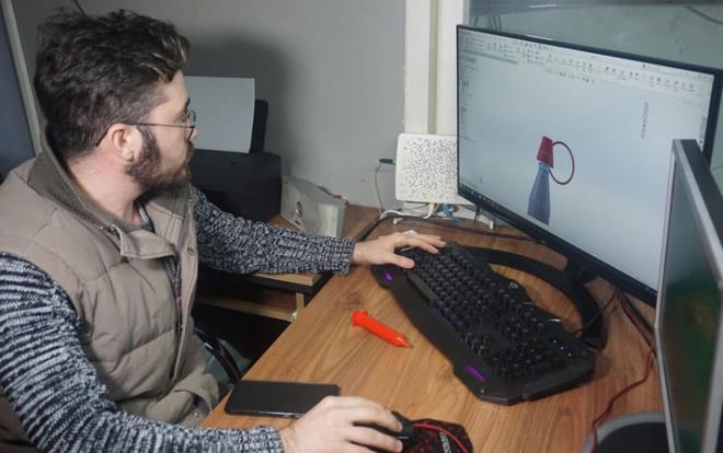 Okul kantininde satlan rnga ikolatann neden olduu lmlerle ilgili konuan plastik kalp ustas Haim Orhan, 10 kurua mal olabilecek bir kapakla daha gvenli bir tasarmn yaplabileceini syledi.