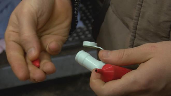 "BU OK MALYETL BR EY DEL"     Plastik kalp ve retimi yapan Ramazan Orhan ise, daha gvenli olabilecek bir kapa da yaklak 10 dakika ierisinde tasarlad. ocuklar iin gvenli bir rn yapmann ok zor olmadn belirten Orhan szlerini yle srdrd: