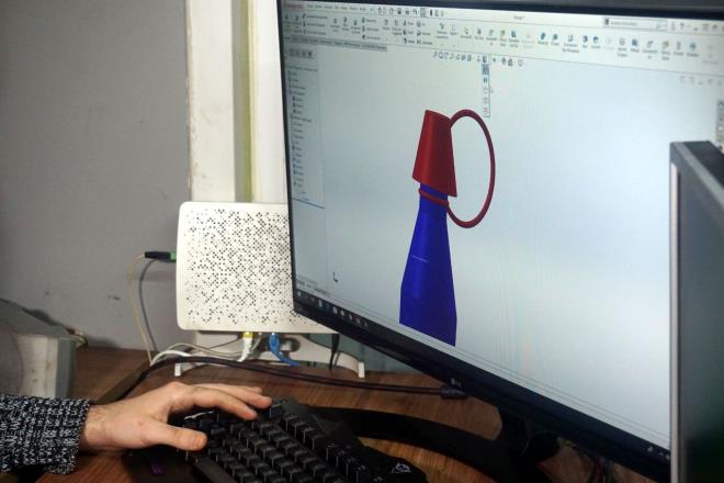 Ankara ve Diyarbakr'da iki ocuun rnga ikolata ile lmesi ihmalleri gndeme getirdi. Plastik kalp ustas Haim Orhan, bu tr rnleri ocuklara uygun ekilde hazrlanmas gerektiini ifade etti. Orhan, "ok maliyetli eyler deil bunlar. Bunu yapan insan sktn zaman boaza kaabileceini tahmin etmeli. Neticede bu ocua hitap eden bir ey. Bunu hangi aklla mantkla yapyorlar anlamyorum. Bu kapak 1 gram bile gelmez. Halkasyla beraber 2 gram olsun. ok maliyetli deil, yaplabilirdi" dedi.