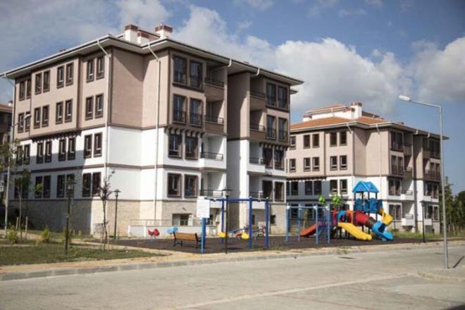 Cumhurbakan Recep Tayyip Erdoan'n nceki gn mjdesini verdii dar gelirli aileler iin 81 ilde yaplacak "100 Bin Sosyal Konut Projesi", tm Trkiye'de byk bir heyecan yaratt. 15 Aralk-15 Ocak tarihleri arasnda bavurularn alnaca projede vatandalarn en ok merak ettii konulardan biri de sz konusu konutlarn hangi ilelerde yaplaca oldu.