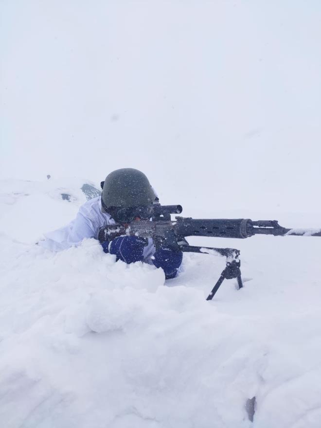 Gerek snr ii gerek snr tesinde terr rgtlerine kar baarl operasyon dzenleyen kahraman Mehmetik, terrle mcadelesini kararl bir ekilde srdryor. Milli Savunma Bakanl'nn sosyal medyadan paylat son paylamda komandolar zorlu hava koullarna aldrmakszn operasyonlar icra ediyor.