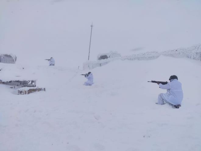 Terristlere nefes aldrmayan komandolar, yaz k demeden gvenlii salyor. Milli Savunma Bakanl zorlu artlar altnda grev yapan askerlerin fotoraflarn sosyal medyadan paylat.