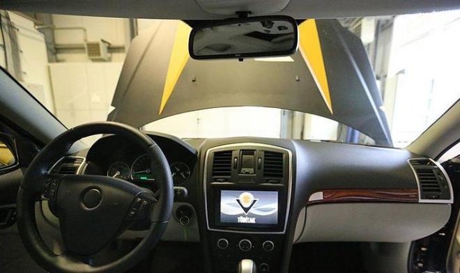 Otomobil, zerlerindeki sensr, kamera, ilemci gibi nesnelerin interneti (IoT) ile balantl cihazlar ve yazlmlar yardmyla akll yaam sistemleri ile iletiim kuruyor, akll cihazlar kontrol etmeyi salyor, baz fonksiyonlarn da dier akll cihazlardan kontrol edebilmeye olanak sunuyor.