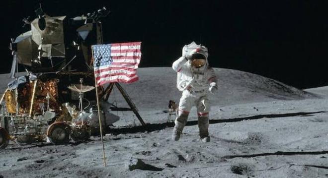 Kaysing, NASA'ya i yapan bir irketin halkla ilikiler departmannda alan bir gazeteciydi.Kitapta, Ay'a inildiini kabul etmeyenlerin daha sonra kullanaca birok tez ne srlmt.