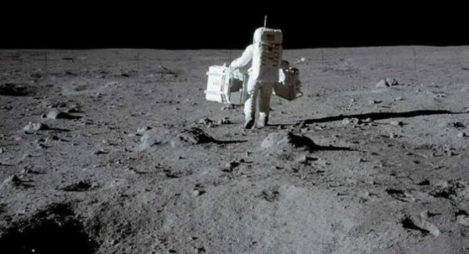 Ay yzeyi, 'regolit' ad verilen bir ta ve toz tabakasyla kapl.Bu yumuak bir tabaka ve zerine basldnda kolayca skyor.Robinson, Ay'da atmosfer ve dolaysyla rzgar olmad iin, ayak izlerinin milyonlarca yl olduu gibi kalacan da vurguluyor.