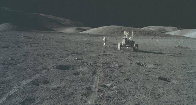 Komplo teorisyenleri, insanlarn Ay'da braktklar ayak izlerini de hedef alyor.Ay'da nem olmamas nedeniyle, Buzz Aldrin'in ayak izi gibi sembol fotoraflar ekmenin mmkn olmadn savunuyorlar.Ancak Arizona State niversitesi'nden Profesr Mark Robinson, bu sav da bilimsel bir aklamayla rtyor.