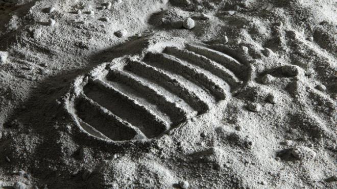 Ancak NASA'ya gre, Apollo 11 mrettebat Ay'a yolculuklarnda Van Allen kuaklarnda iki saatten az zaman geirdi ve radyasyonun maksimum younua ulat yerlerde sadece be dakika kaldlar, yani etkilenecek kadar uzun sre harcamadlar.