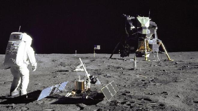 Bir fotorafta, Apollo 11'in indii yerde yzeyde brakt izler, hatta ay modlnn kalntlar grlyor.LRO ayrca, mrettebatn diktii bayraklarn hala durduunu gsterdi ve bayraklarn yerdeki glgelerini tespit etti.Hl ayakta olmayan tek bayrak ise, Buzz Aldrin'in modl kalkarken motorun eksozuyla devrildiini syledii bayrak.