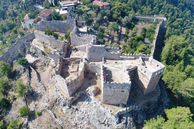 RESTORE EDLECEK  <br>  Skandaln ortaya kmasnn ardndan Alanya Mze Mdrl, ev sahibi hakknda su duyurusunda bulunarak, Godina'nn yapt mdahalelerin kaldrlmas ile devrilen talarn toplanp, surlarn restorasyonunun yaplmasna karar verdi.