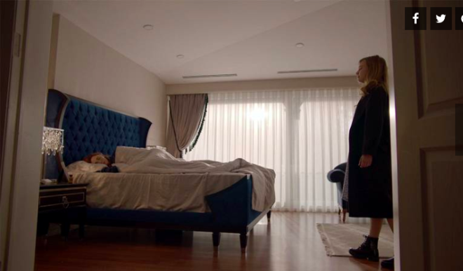 Agah, yeeninin tavr karsnda aknln gizleyemez ve dncelerinde eniz'e hak verir. irketin tm hisselerinin eline gemesi Karaay ailesini ykacak bir duruma yol aabileceini gren eniz, ikinci koz olarak da olu Cenk'i doldurur.