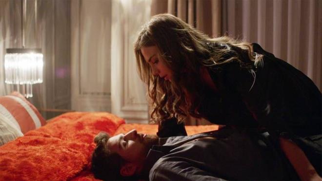 eniz, bu durumdan kurtulabilmek iin Agah kozunu kullanr. Nedim de, eniz'in planna frsat tanr. Amcasn irkete ayana ararak babasnda kalan haklarn geri ister.