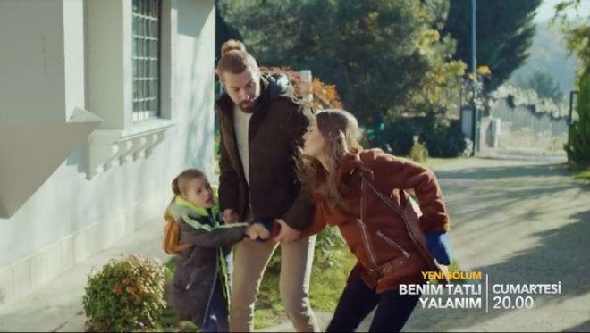 Suna&#8217;nn hayatlarna girii ile hem aresiz baba Nejat&#8217;n hem de artk annesinden baka bir ey istemeyen Kayra&#8217;nn dnyas tamamen deiir. Suna ve Nejat kendilerini hi beklemedikleri tatl bir oyunun iinde bulurlar.