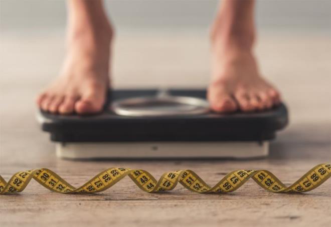 . Acbadem Kadky Hastanesi Beslenme ve Diyet Uzman Ece ne &#8220;Kn kukusuz en ok dert yanlan ve konuulan konulardan biri kilo alm. ou kii yaz mevsimine gre kn daha hzl kilo aldn ve bu dnemde kilo kaybetmekte zorlandn ifade eder. Tam bu noktada ounlukla internetten ve dergilerden aratrlarak uygulanan, hzl kilo kayb vadeden &#8220;popler diyetler&#8221; devreye girer. Ancak zm bu kadar zor ve kstlayc yollarda arayp bir de bu diyetlerle salnz bozmak yerine kn deien yaam koullarnza ve vazgetiiniz alkanlklarnza ufak dokunular yaparak k kilolarna kar savunma salayabilirsiniz&#8221; diyor. Beslenme ve Diyet Uzman Ece ne, k kilolarna kar 6 etkili neride bulundu, nemli uyarlar ve aklamalar yapt.