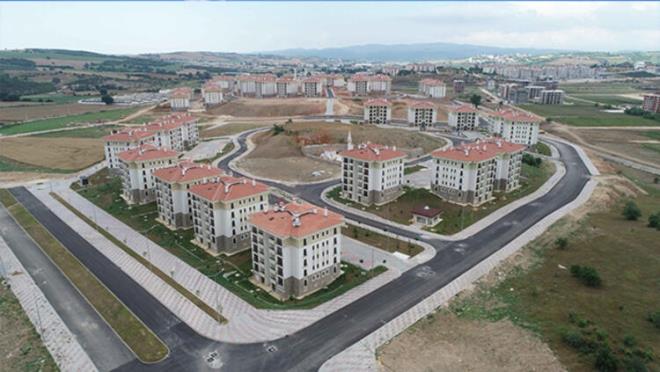 TOK SOSYAL KONUT BAVURU ARTLARI NELER?<br>  TOK'nin ina edecei evler kategorilere ayrlacak. Buna gre;  <br>  1. Kategori olan ?ehit Aileleri, Harp ve Vazife Malulleri ile Dul ve Yetimleri?<br>  2. Kategori olan ?En az %40 Engelli Vatandalarmz?<br>  3.Kategori olan ?Emekli Vatandalarmz?<br>  4. Kategori olan ?Dier alc adaylar?<br>    tanmlayacak ve evler bu kategorilere gre kuraya girecek.  <br>  Bavuru artlar ise u ekilde olacak;