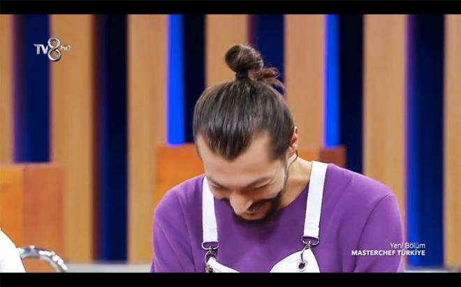 Mustafa'y terleten soru<br>  Masterchef'ten elendiinde Mustafa Aydn, eflere atar yapm nln ve mikrofonu frlatp gitmiti. eflere yapt bu terbiyesizlik sonrasnda Mustafa'nn yeniden stdyoya gelmesi srpriz oldu. Mehmet efte frsat karmad ve "O giditen sonra neler oldu?' diye imal bir soru yneltti. Utanan Mustafa "Ne syleyeyim efim o giditen sonra. Kt eletiri de aldm iyi eletiri de ald ne yalan syleyeyim. almyorum, tatil yapyorum" dedi.