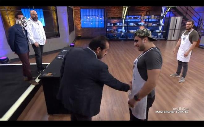 Yasin Obuz et alarken yakaland<br>  Masterchef eleme adaynn belirlendii geceye damga vuran ise Yasin Obuz oldu. Yasin yarmadan arta kalan bonfile etlerini paket yapp cebine att. Yemekleri eflerin nne getirirken etleri cebinde unutan Yasin, Mehmet efe yakaland.