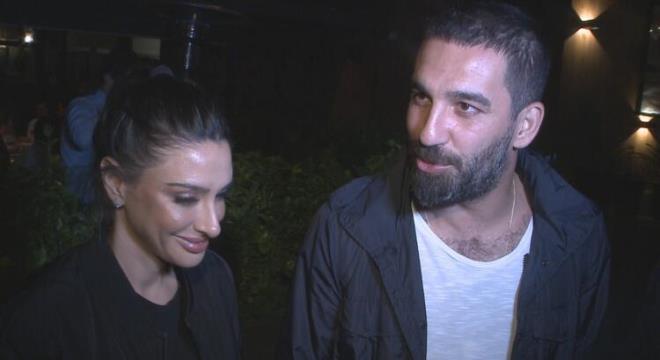 * Victoria Beckham'a tip olarak hi benzemiyorum. ok beendiim bir kadn ama tarzmz farkl, o ok renkli giyinen bir kadn. Ei futbolcu, eim futbolcu, benzer yanlarmz var. Ama zentilik durumu yok.