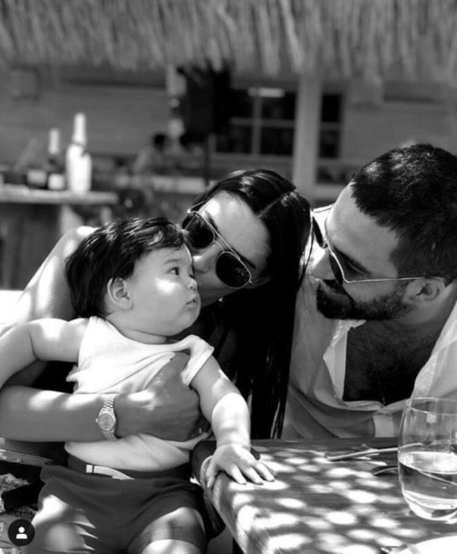 * Arda ile yalandan holanmayz. Krmz izgimiz yalan. Huzurlu bir aileyiz, birbirimize kar anlaylyz, iyi iki arkadaz. "Evliliimiz drt drtlk, hi tartma olmaz" diyemem. nemli olan beraber zebilmek. Biz ks kalamayz, kalmay tercih etmiyoruz.