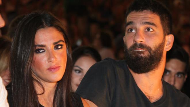 Futbolcu Arda Turan'n iki aylk hamile olan ei Aslhan Turan, yeni tasarmlaryla ilk kez amdan Plus'a poz verip samimi aklamalar yapt: