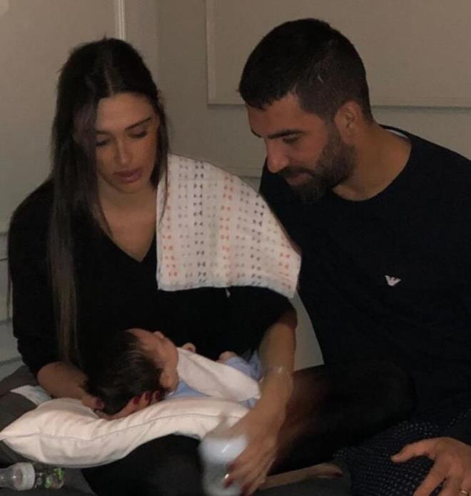 ANNE OCUUNA KENDS BAKMALI<br>    * ocuk aile ile birlikte, sevgi ile bymeli. Dad bana yardmcdr. "Paranz ok, dourup dadlara veriyorsunuz. yle ben de hamile kalrdm" diyenler oluyor. Sama sapan yorumlar... Bir anne tabii ki ocuuna kendi bakmal, kendi ilgilenmeli. alan anneleri tenzih ederek sylyorum.