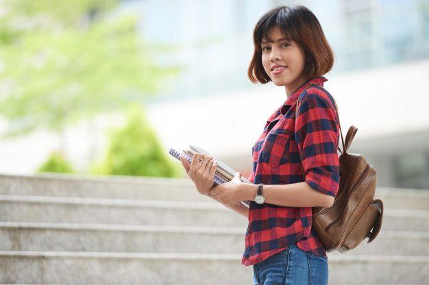 Ailenin ocuu motive edebilmesi ve baarsna katkda bulunabilmesinin ilk koulu onu anlamaya almak ve anladn gstermektir. Bu noktada doru iletiim byk nem tayor. ocuun, ailesinin onu her ne olursa olsun sevmeye ve hatalar bile olsa desteklemeye devam edeceini bilmeye ihtiyac var. Anlaldn ve ailesinin hibir koula bal olmakszn kendisini seveceini bilen renci, zorluklar ailesiyle paylaabilir ve sorumluluklarna daha sk sarlr.