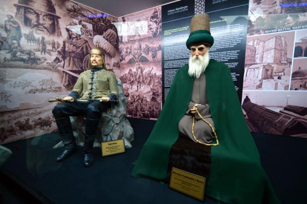 M�zede, Osmanl� Devleti padi�ahlar�ndan Kurtulu� Sava�� kahramanlar�na, Atat�rk'ten d�nya liderlerine, sanat��lardan sporculara kadar 160 yerli ve yabanc� �nl�n�n heykelleri bulunuyor.