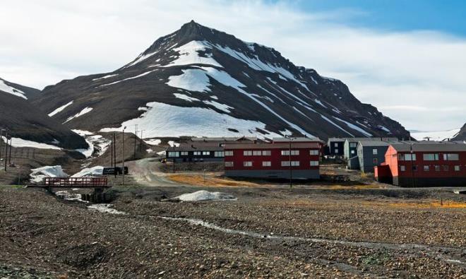 Yallar iin huzurevi yok ama anaokulu var Longyarbyn kasabasnn. Klar aylar sren karanlk gece boyunca ocuklar yaptklar kocaman ve sapsar gne resimleri ve kabartmalarn asyorlar pencerelere.